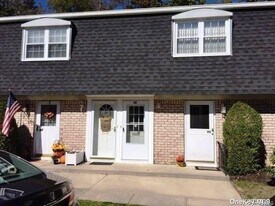 2 Anchorage Ln in Oyster Bay, NY - Building Photo
