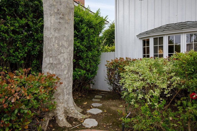 16842 Harkness Cir in Huntington Beach, CA - Building Photo - Building Photo