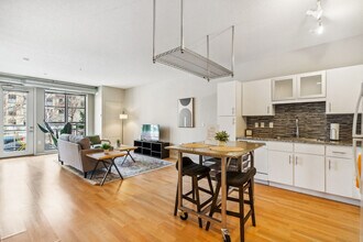 225 Portland Ave in Minneapolis, MN - Building Photo - Building Photo