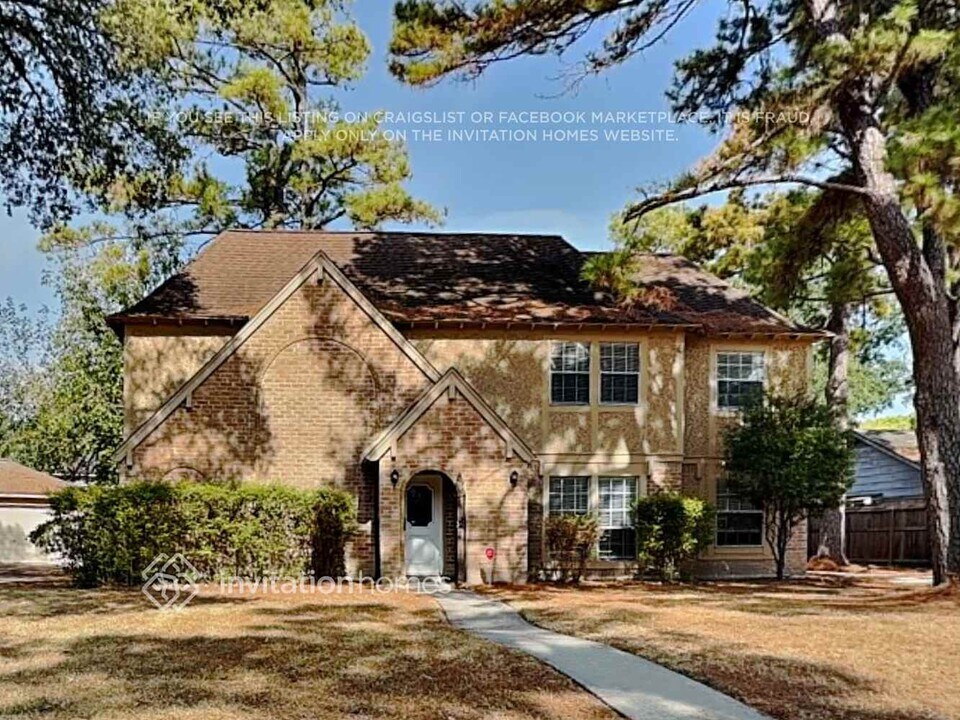 4814 Wind Chimes Dr in Houston, TX - Building Photo