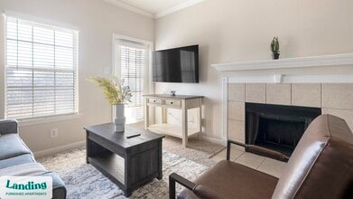 1215 W Slaughter Ln in Austin, TX - Foto de edificio - Building Photo