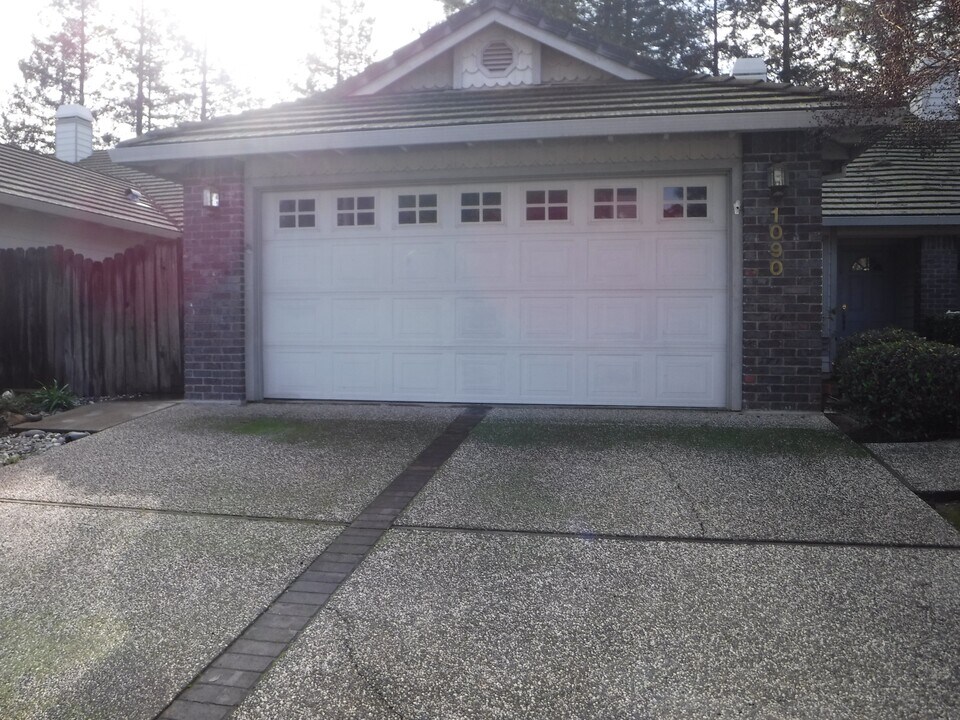1090 Gilliland Dr in Yuba City, CA - Building Photo