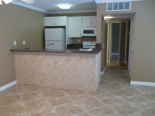 18350 Hatteras St in Los Angeles, CA - Building Photo