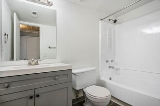 Oakdale Springs Apartments in Colorado Springs, CO - Building Photo - Building Photo
