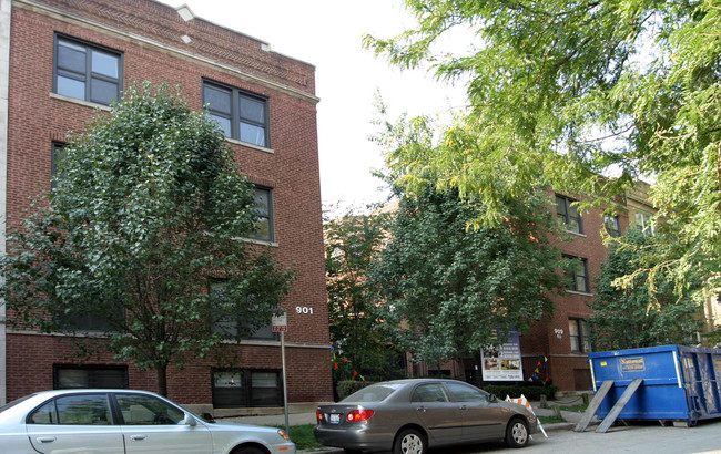 901 W Cornelia Ave in Chicago, IL - Building Photo - Building Photo