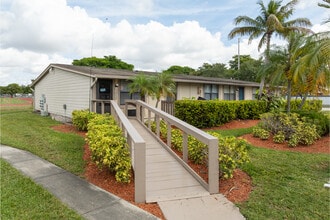 Thymewood in Hialeah, FL - Foto de edificio - Building Photo