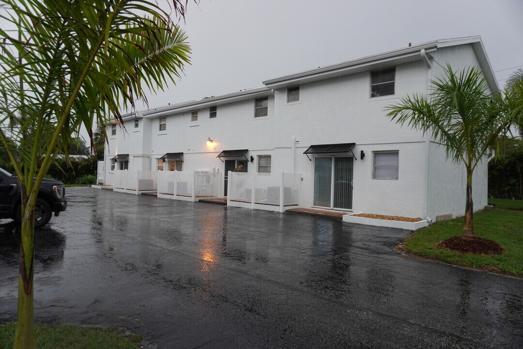 2839 SW Cornell Ave in Palm City, FL - Foto de edificio