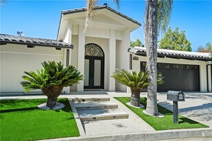 18911 La Montana Pl in Los Angeles, CA - Building Photo