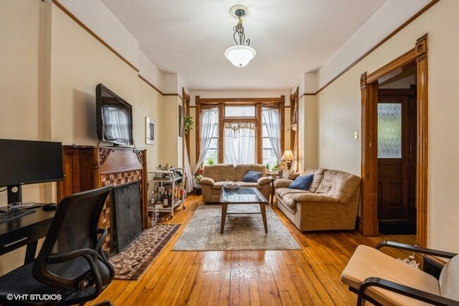 716 W Briar Pl, Unit Apt 1 in Chicago, IL - Building Photo - Building Photo