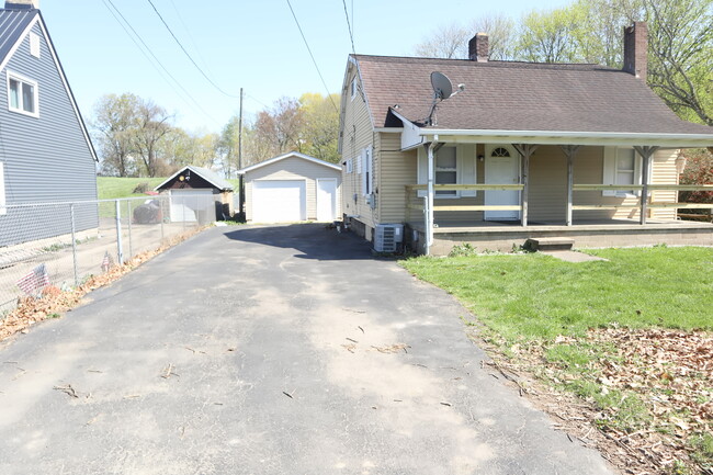 214 California Rd in Brownsville, PA - Foto de edificio - Building Photo