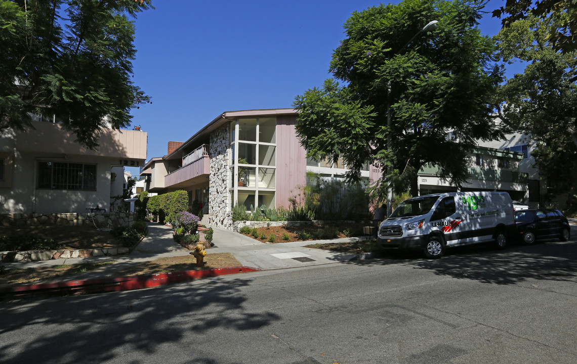 1223 N Flores St in West Hollywood, CA - Building Photo