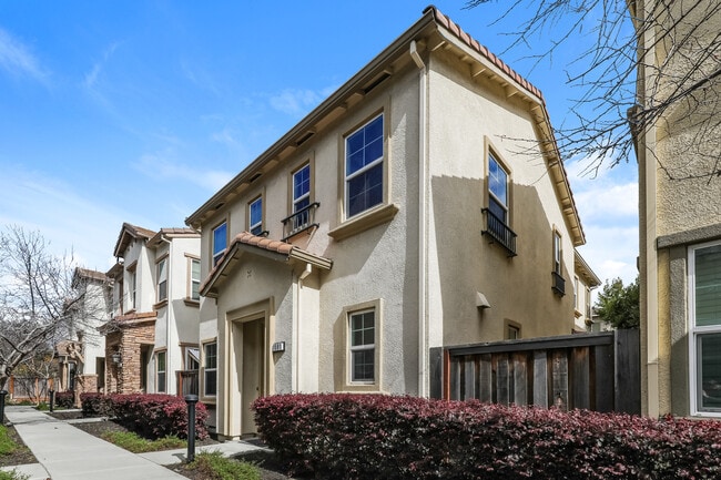 1591 Sylvia St in Hayward, CA - Foto de edificio - Building Photo