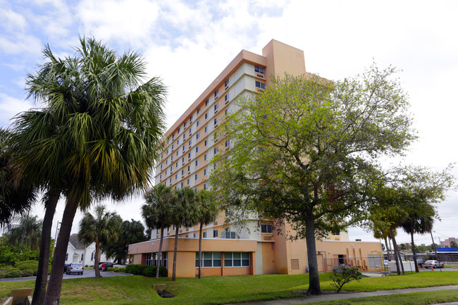 Burlington Tower in St. Petersburg, FL - Foto de edificio - Building Photo