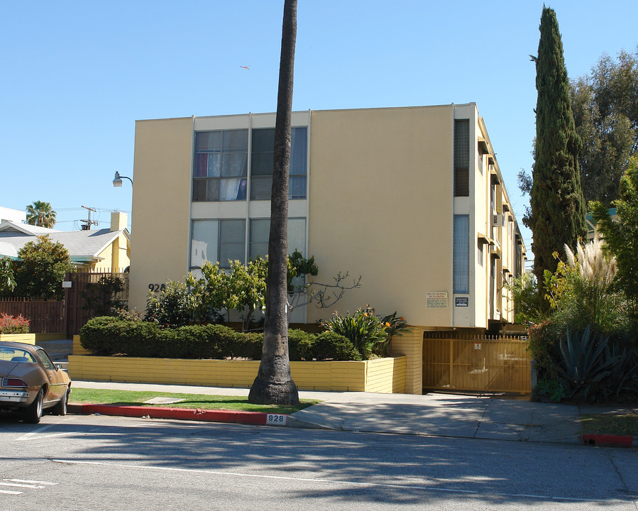 928 N Mariposa Ave in Los Angeles, CA - Building Photo