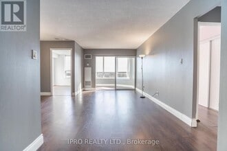 135-2135 Hillcrest Ave in Mississauga, ON - Building Photo - Building Photo