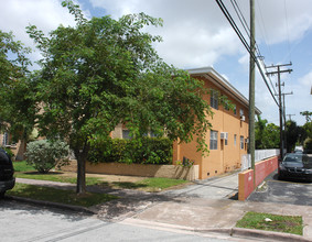 Phoenetia Apartments in Coral Gables, FL - Foto de edificio - Building Photo