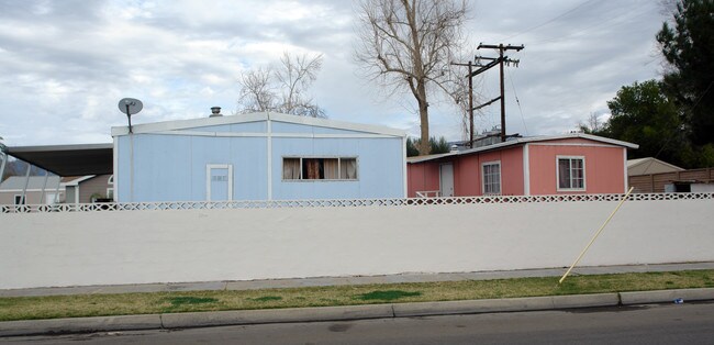 Highland Mobile Home Park in San Bernardino, CA - Foto de edificio - Building Photo