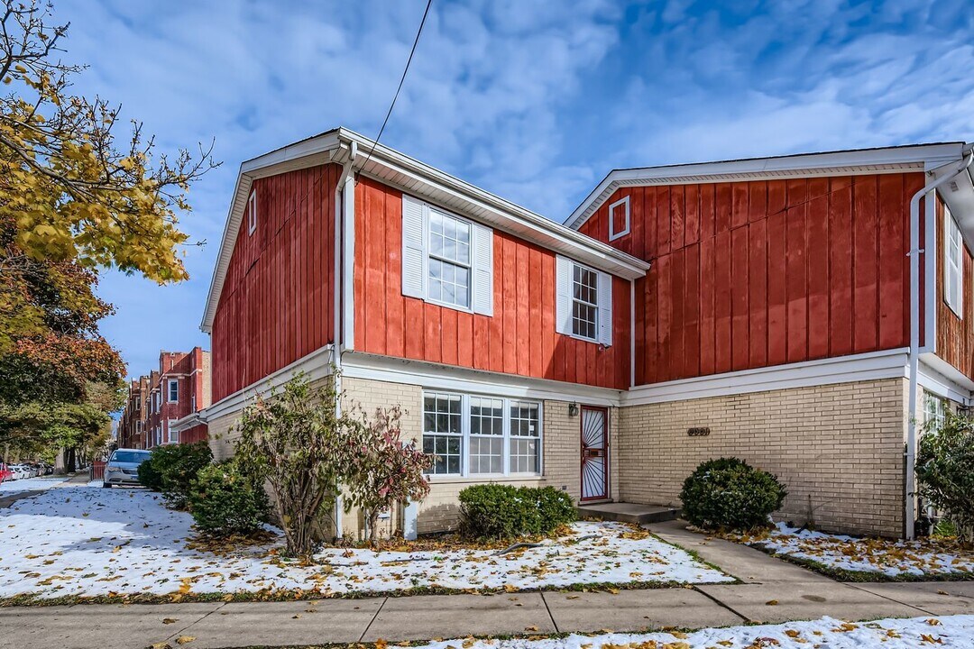 8001 S Essex Ave in Chicago, IL - Building Photo