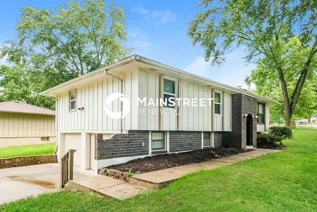 408 SW Sandstone Dr