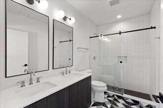 1801 W Grand Ave in Chicago, IL - Building Photo - Building Photo