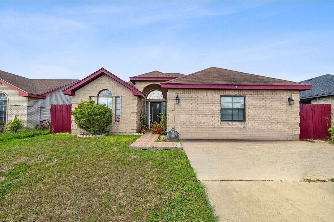5819 Linares St in Brownsville, TX - Building Photo