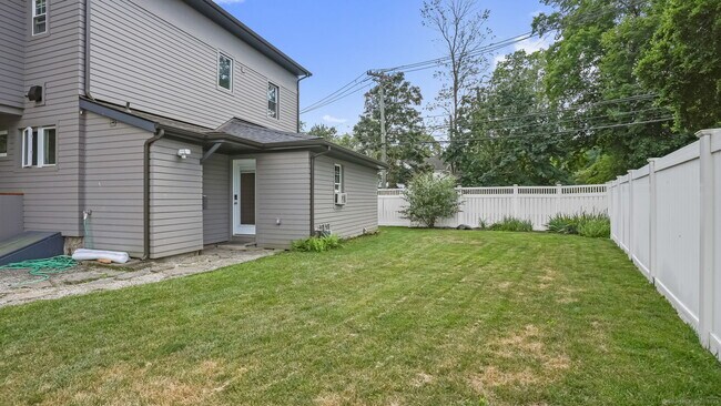 75 W Parish Rd in Westport, CT - Building Photo - Building Photo