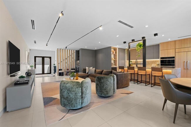 1077 Golden Cane Dr in Weston, FL - Building Photo - Building Photo