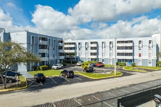 Oak Grove in Miami, FL - Foto de edificio - Building Photo