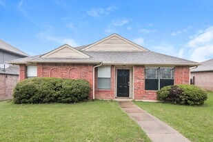 12713 Hilltop Dr in Balch Springs, TX - Building Photo