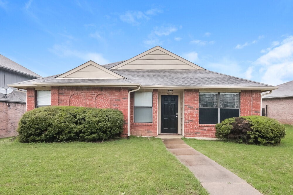 12713 Hilltop Dr in Balch Springs, TX - Building Photo