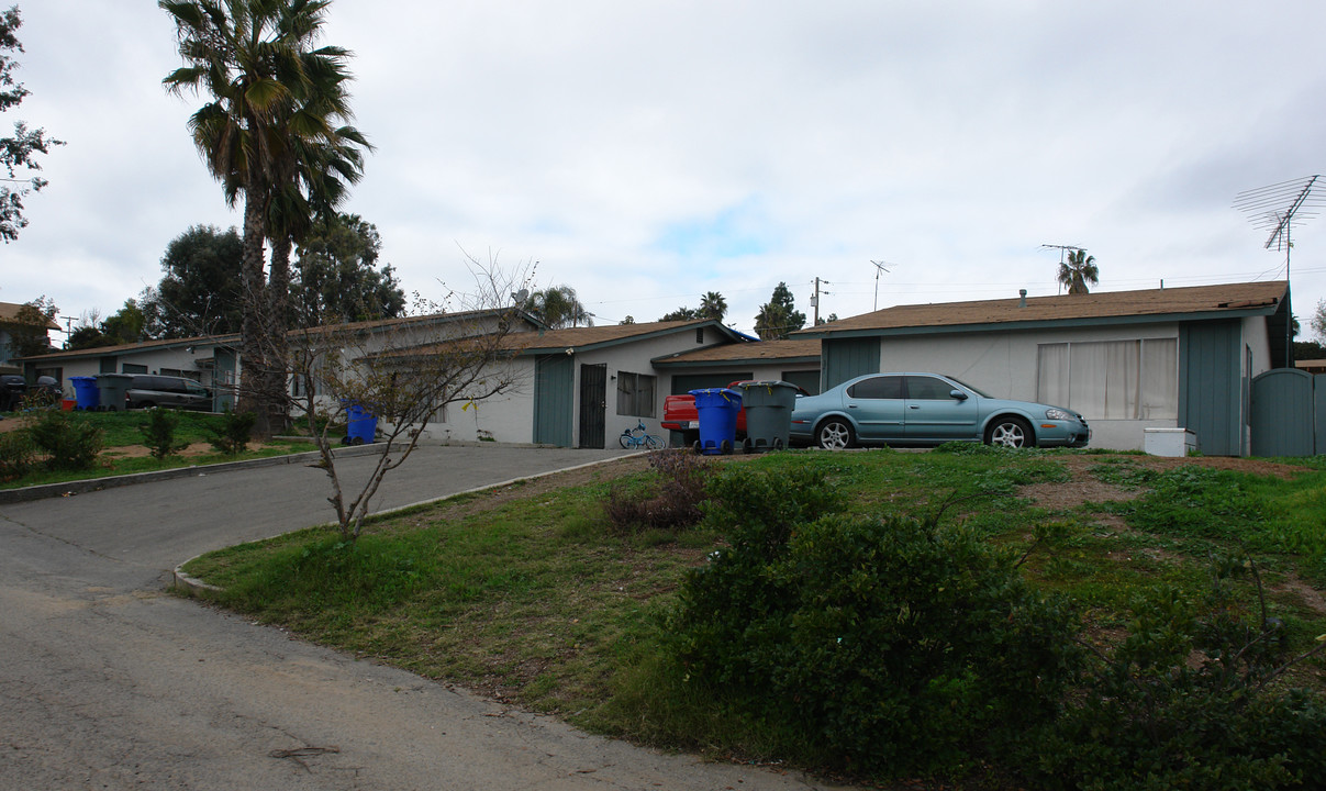 321-327 Del Rio Way in Vista, CA - Building Photo