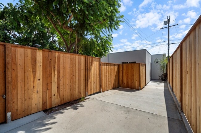 5136 Hillcrest Dr in Los Angeles, CA - Foto de edificio - Building Photo