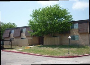 Arbour Oaks in Universal City, TX - Foto de edificio - Building Photo