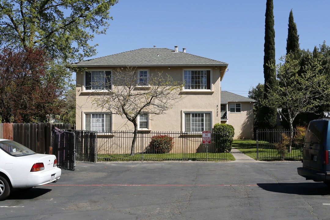 3122 Callecita St in Sacramento, CA - Foto de edificio