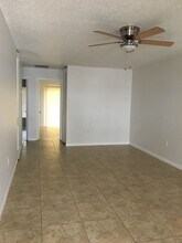 5832 S 38th St in Greenacres, FL - Foto de edificio - Building Photo