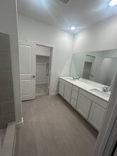 1414 Caceres Spur, Unit 1 in San Antonio, TX - Foto de edificio - Building Photo