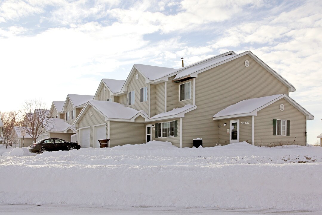 860 Texas Ave NW in Hutchinson, MN - Foto de edificio