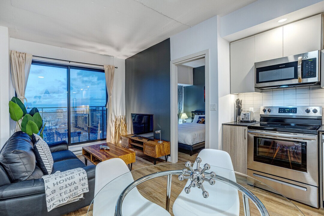 2100 Rue de Bleury in Montréal, QC - Building Photo