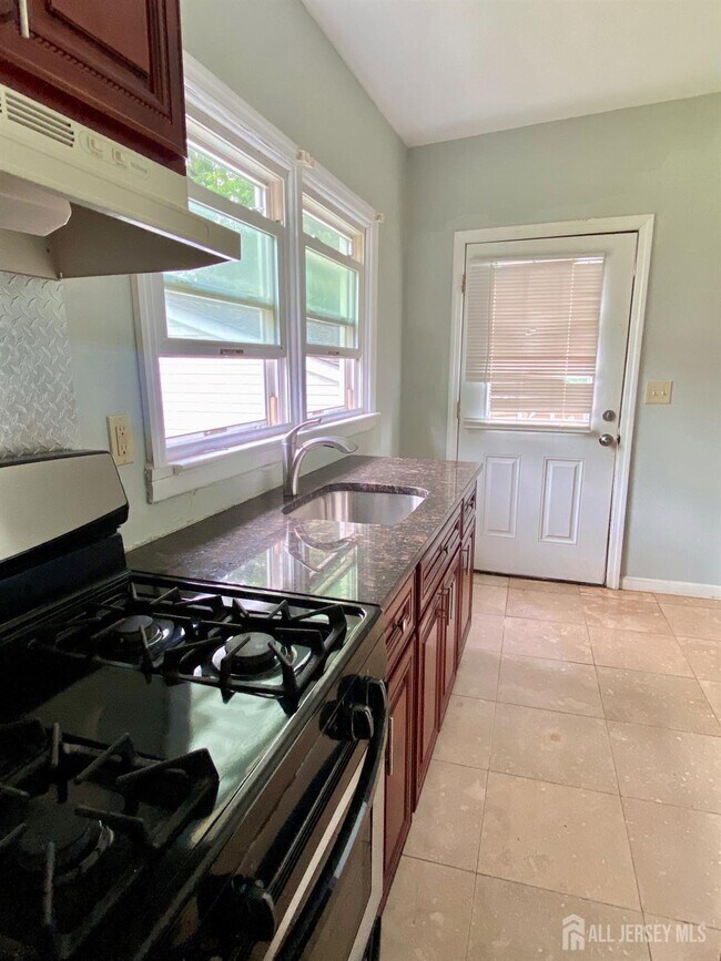 1387 Finnegans Ln in Kendall Park, NJ - Building Photo - Building Photo