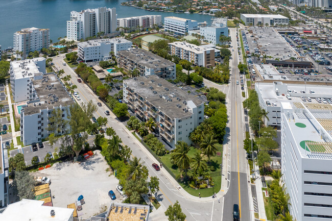 The Isles Condominiums south in Sunny Isles Beach, FL - Building Photo - Building Photo