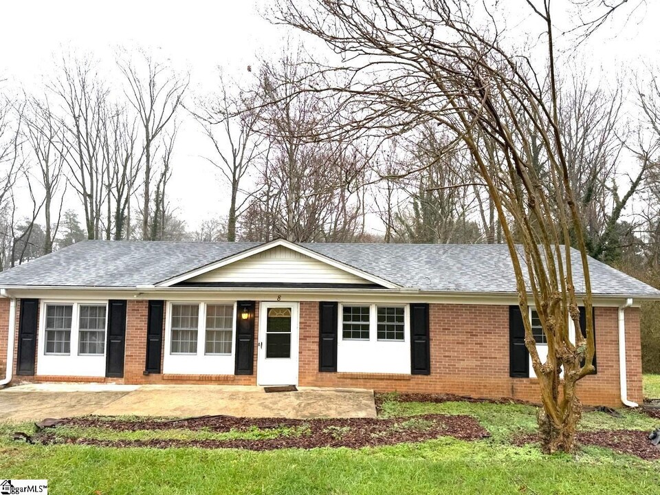 8 Charing Cross Rd in Taylors, SC - Building Photo