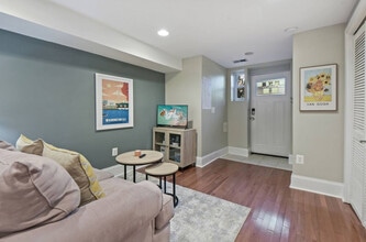 441 12th St NE, Unit A in Washington, DC - Foto de edificio - Building Photo