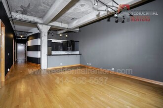 239 E Chicago St in Milwaukee, WI - Building Photo - Building Photo