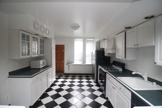 property at 813 S Potomac St