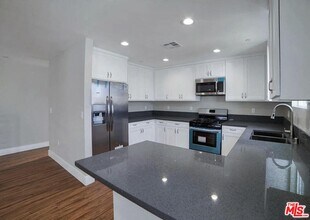 2303 Hauser Blvd in Los Angeles, CA - Foto de edificio - Building Photo