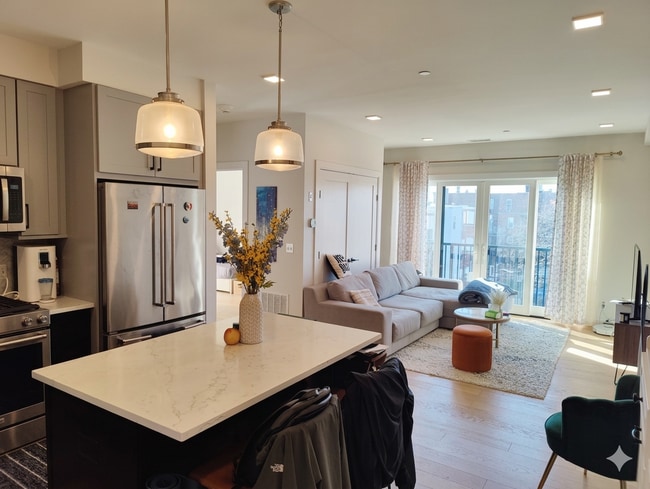 287 Maverick St, Unit 308 in Boston, MA - Building Photo - Building Photo