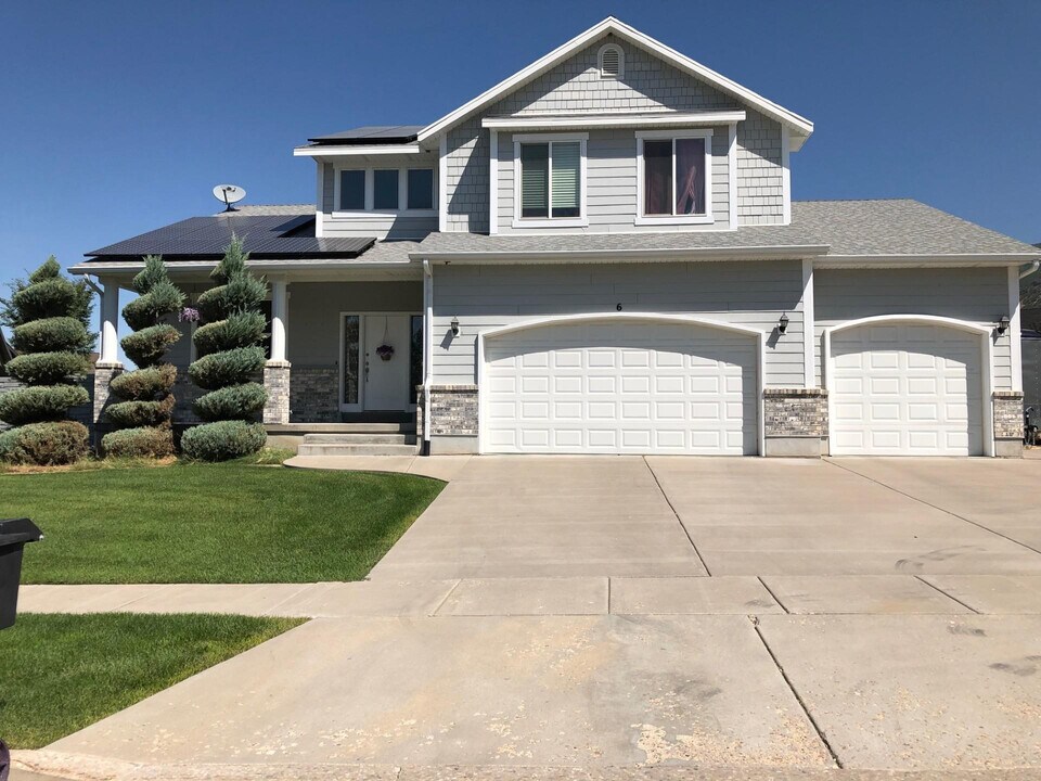 6 Camden Way in Farmington, UT - Foto de edificio