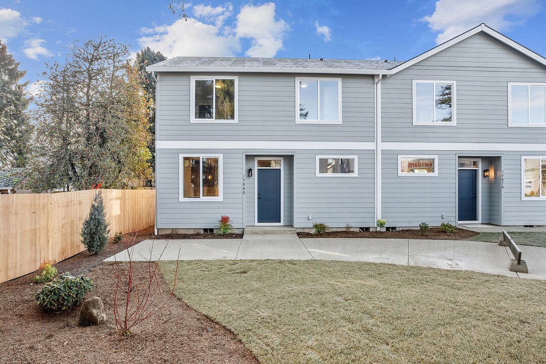 15880 SE Washington Ct in Portland, OR - Foto de edificio