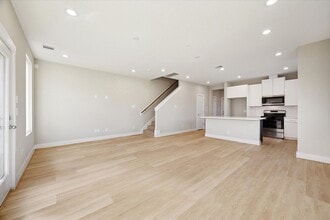 8664 Easthaven Blvd in Houston, TX - Foto de edificio - Building Photo