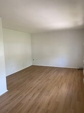 327 Griffith Dr in Douglassville, PA - Foto de edificio - Building Photo
